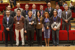 El membres del tribunal i els sis finalistes de la primera edició dels Premis UOC-RMF
