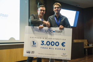 Albert Fabregat, finalista de la primera edició dels Premis UOC-RMF, entrega el primer premi en la categoria d'Informàtica a Pere Parés.