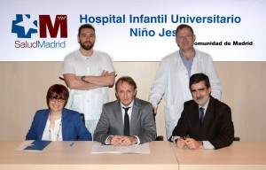 La signatura del conveni de col·laboració s’ha dut a terme a l’ Hospital Infantil Universitario Niño Jesús de Madrid. Asseguts, d’esquerra a dreta, Claudia Tecglen, Presidenta de Convives con Espasticidad; José Carlos Lanuza, Director de la Fundación para la Investigación Biomédica del Hospital Infantil Universitario Niño Jesús de Madrid; i Xavier Cortés, Director de la Ramon Molinas Foundation. Drets, d’esquerra a dreta, Sergio Lerma, investigador principal i fisioterapeuta de l’Hospital Niño Jesús i Ignacio Martínez, traumatòleg i cirurgià ortopèdic de l’Hospital Niño Jesús.