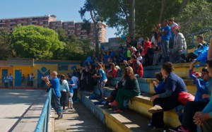 Públic durant el transcurs d'un partit al Complex Esportiu La Guineueta.